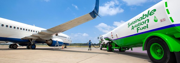 Image of plane refueling with sustainable fuel